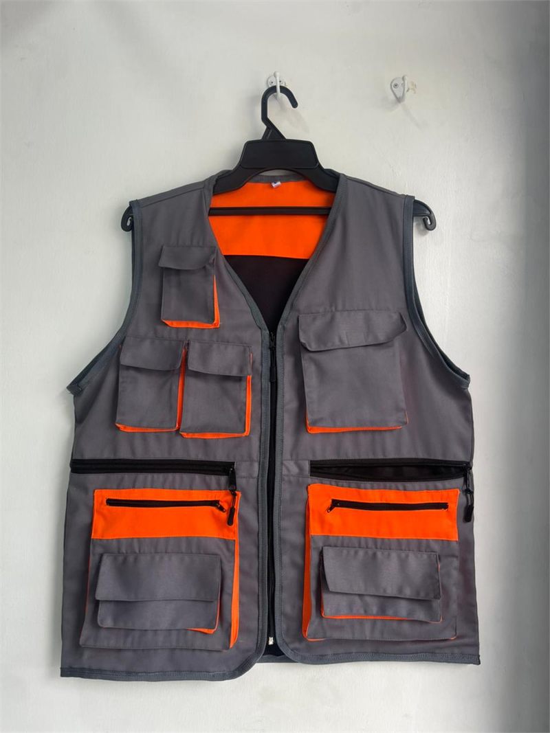 Campera de gabardina con Bolsillos de carga y detalles en naranja