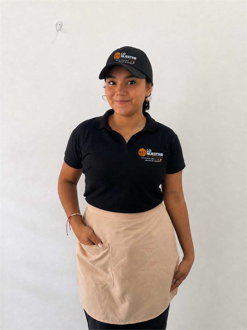 Polo, mandil corto y gorra con bordado